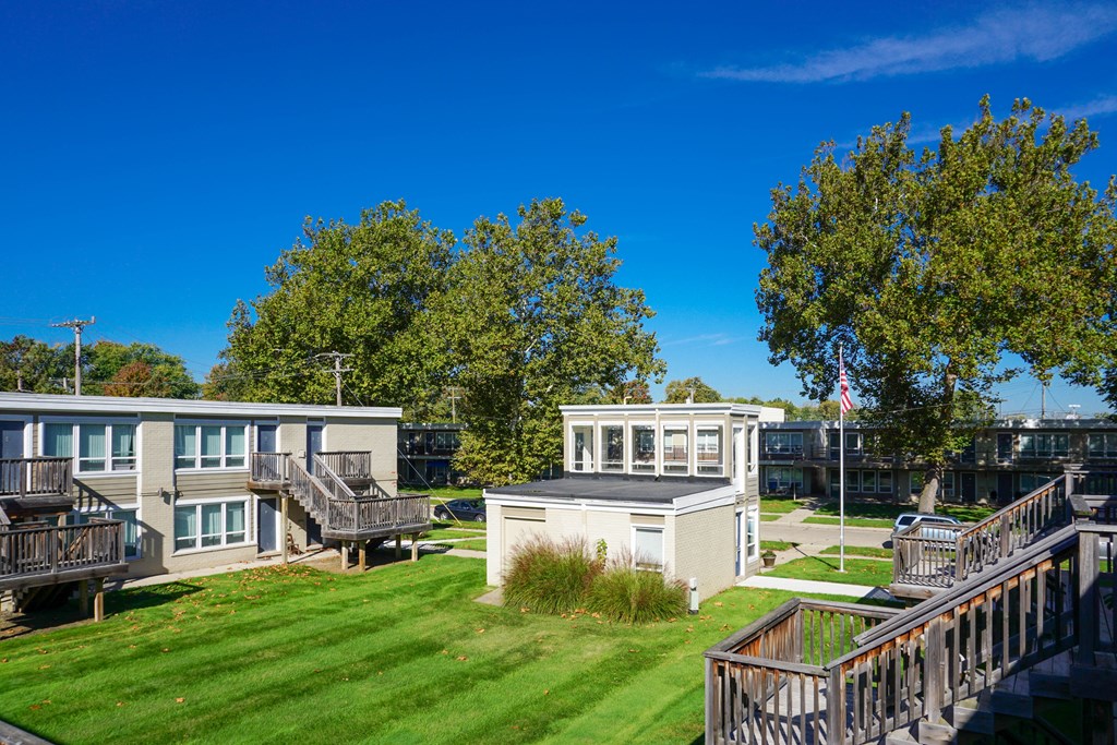 Courtyard at Silverstone Apartments in Warren, Michigan
