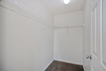 Apartments with walk in closets in Kalamazoo