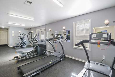 Apartments with a fitness center in Kalamazoo. Treadmills in a gym in Hunter's Ridge Apartments near WMU
