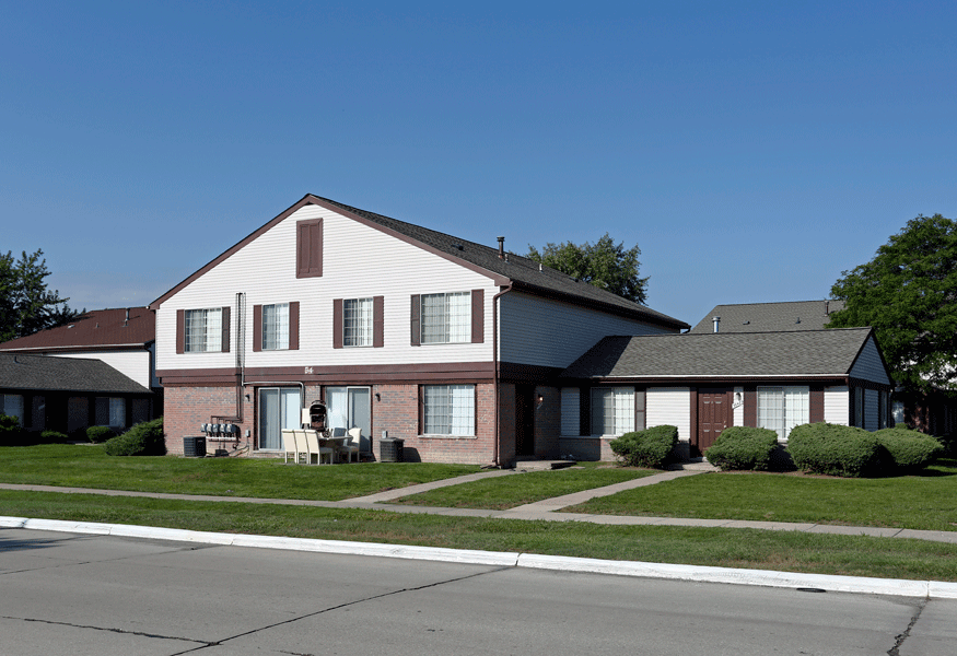 at Farmbrooke Manor, Michigan,48035