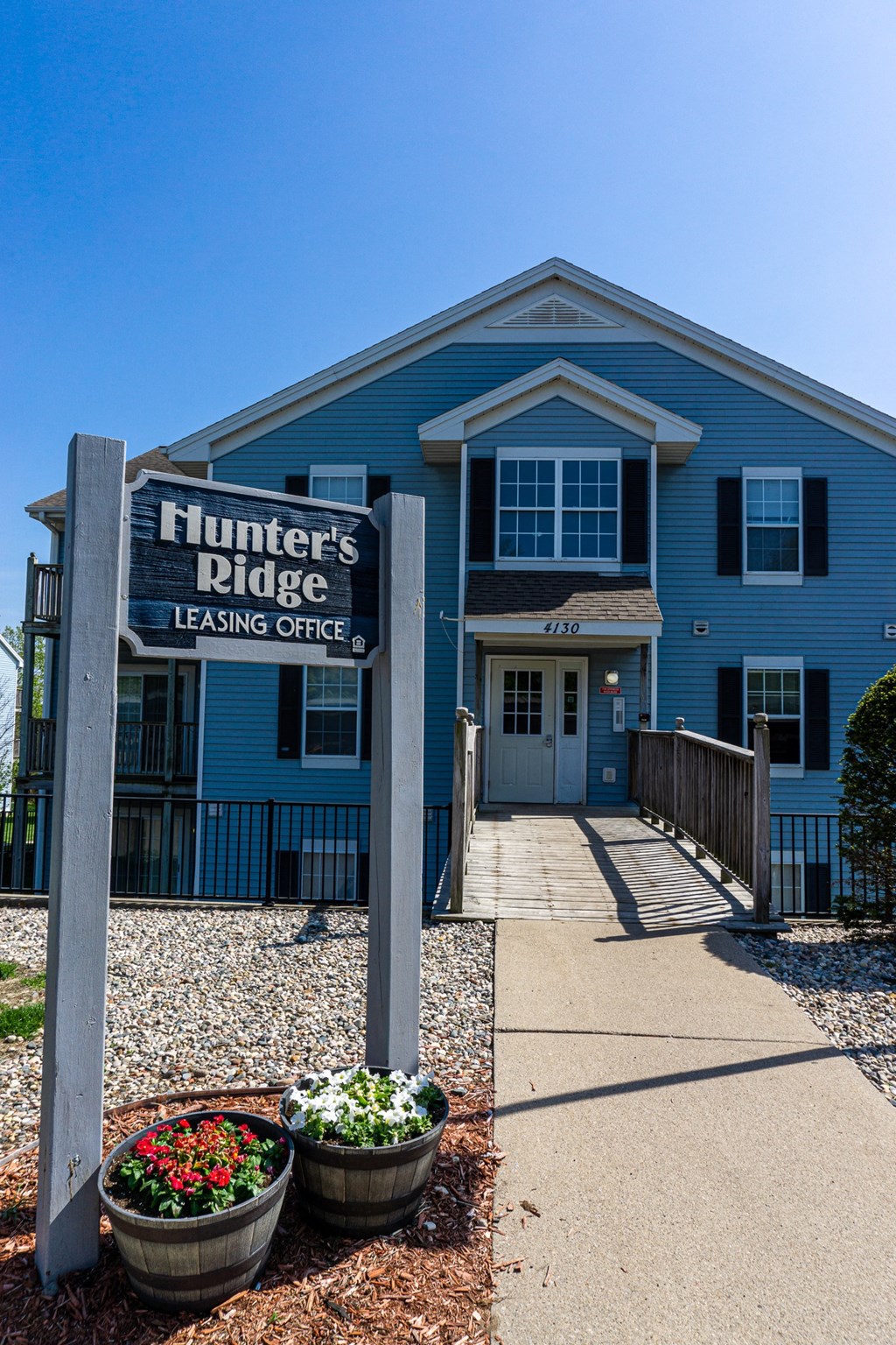 Hunters Ridge Leasing Office, apartments for rent in Kalamazoo, MI near WMU Western Michigan University