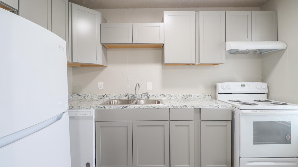 Modern kitchen with granite countertops at Hartford Commons in Pascagoula