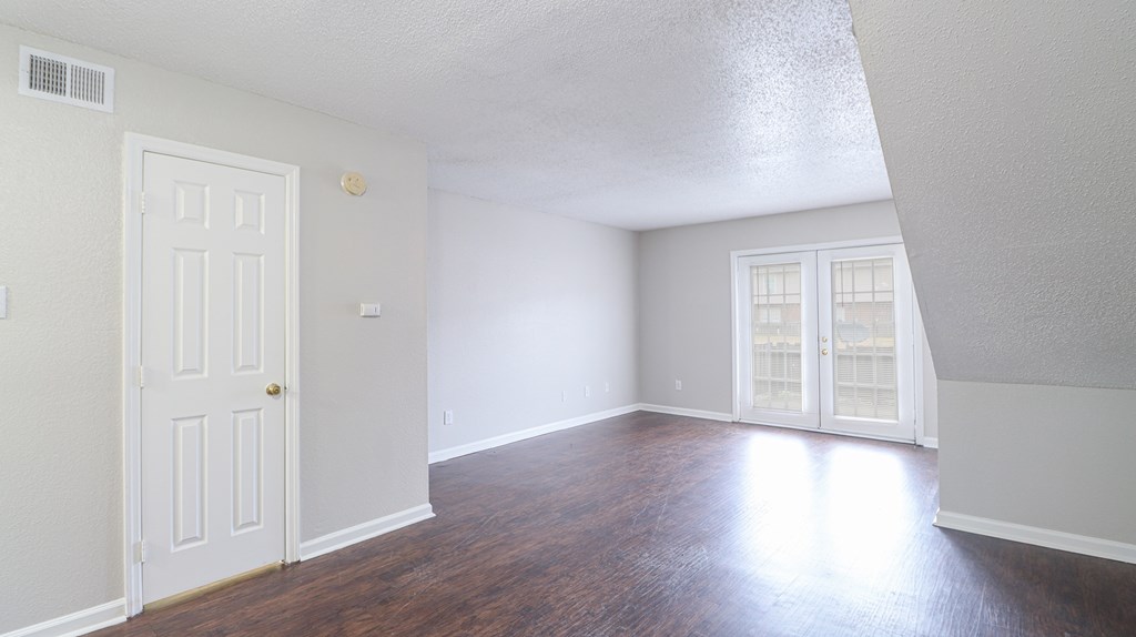 Spacious living room with wood flooring in Pascagoula