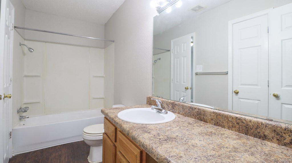 Bathrooms with spacious countertops in Pascagoula