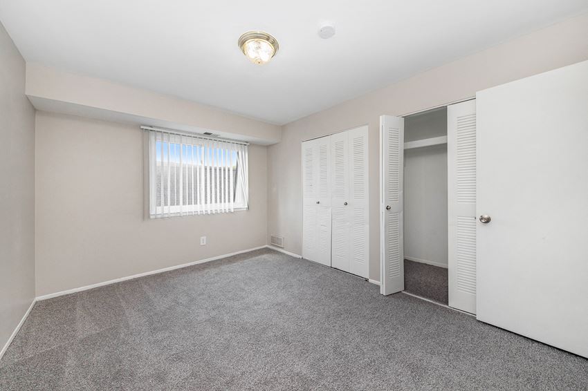Room with closet space - Photo Gallery