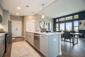 Kitchen with stainless steel appliances - Photo Gallery 6