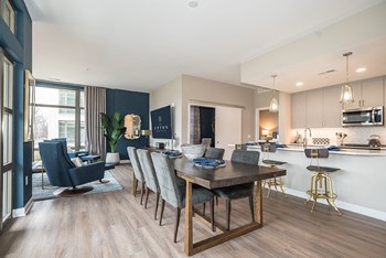 Spacious dining area - Photo Gallery 4