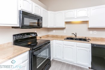 132 London Ln 3 Beds House for Rent - Photo Gallery 4