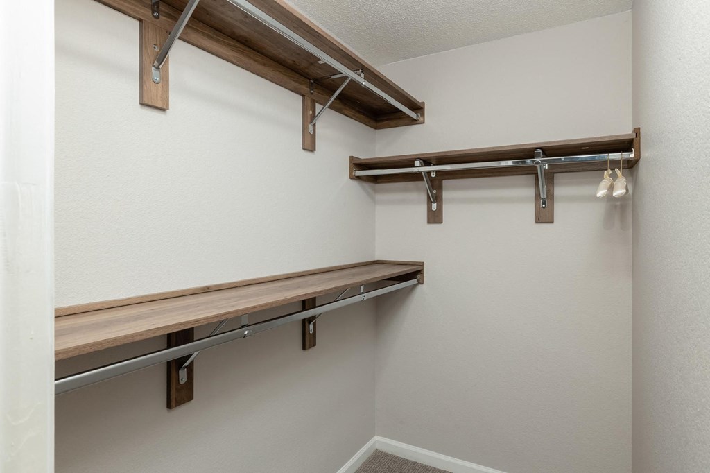 the retreat at thousand oaks apartments closet with shelves and lights