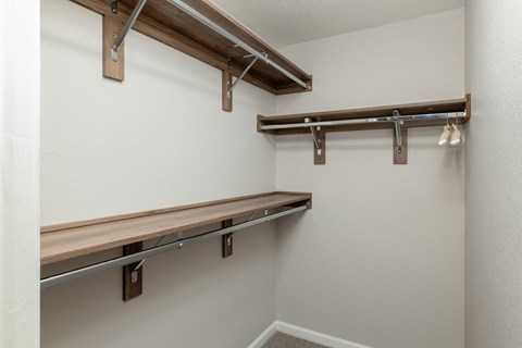 the retreat at thousand oaks apartments closet with shelves and lights