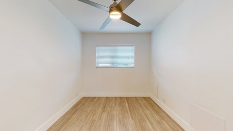 400 N Los Robles Ave