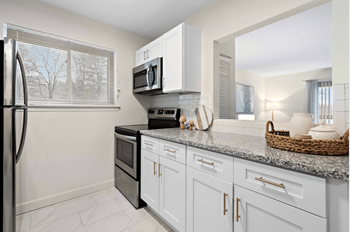 Atlantic Pointe Apartments Kitchen - Photo Gallery 3