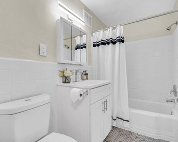 Parkview Towers Bathroom - Photo Gallery 11