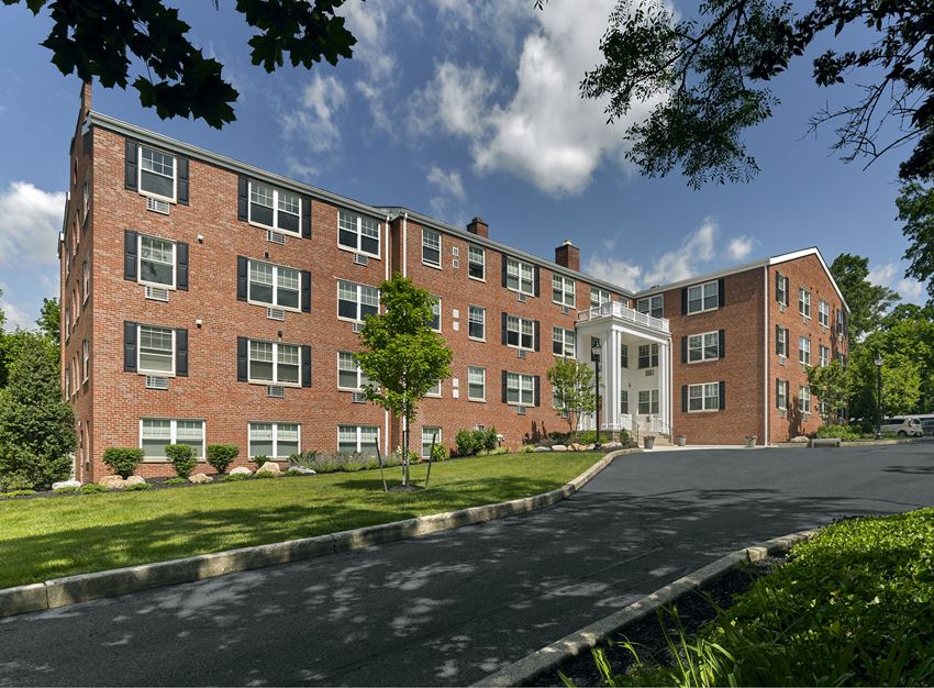 Crestwood Apartments Exterior - Photo Gallery