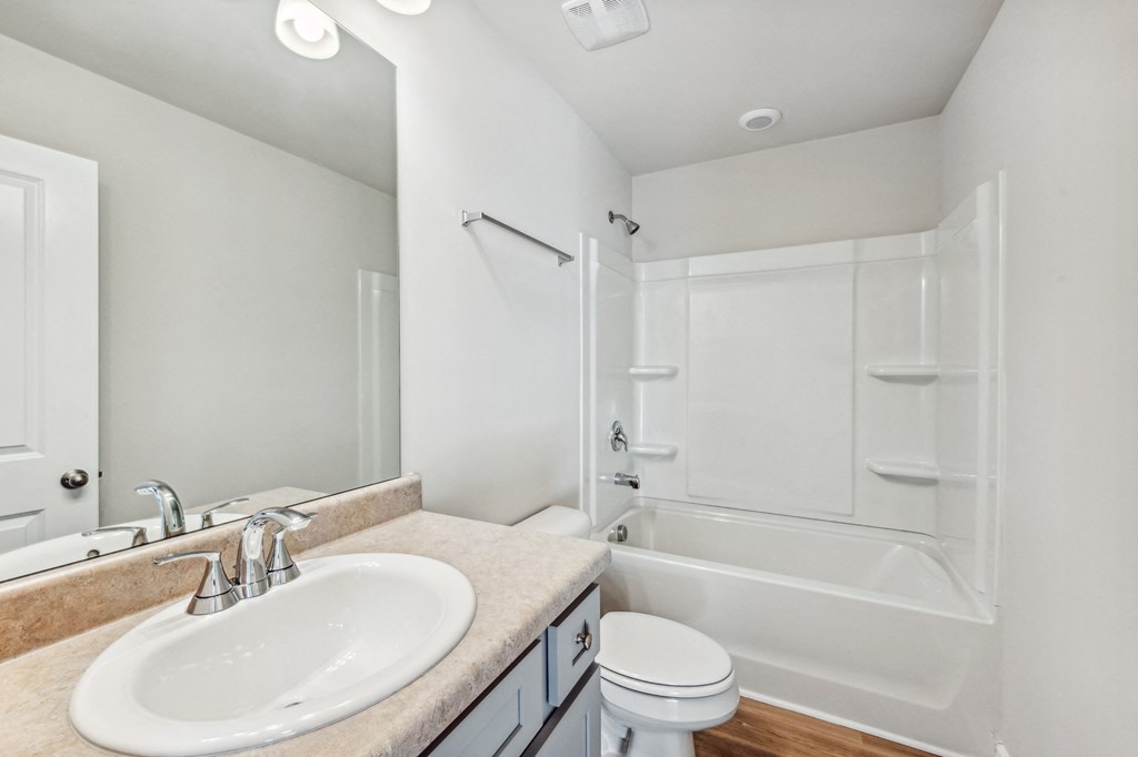 Secondary Bathroom with Tub Shower