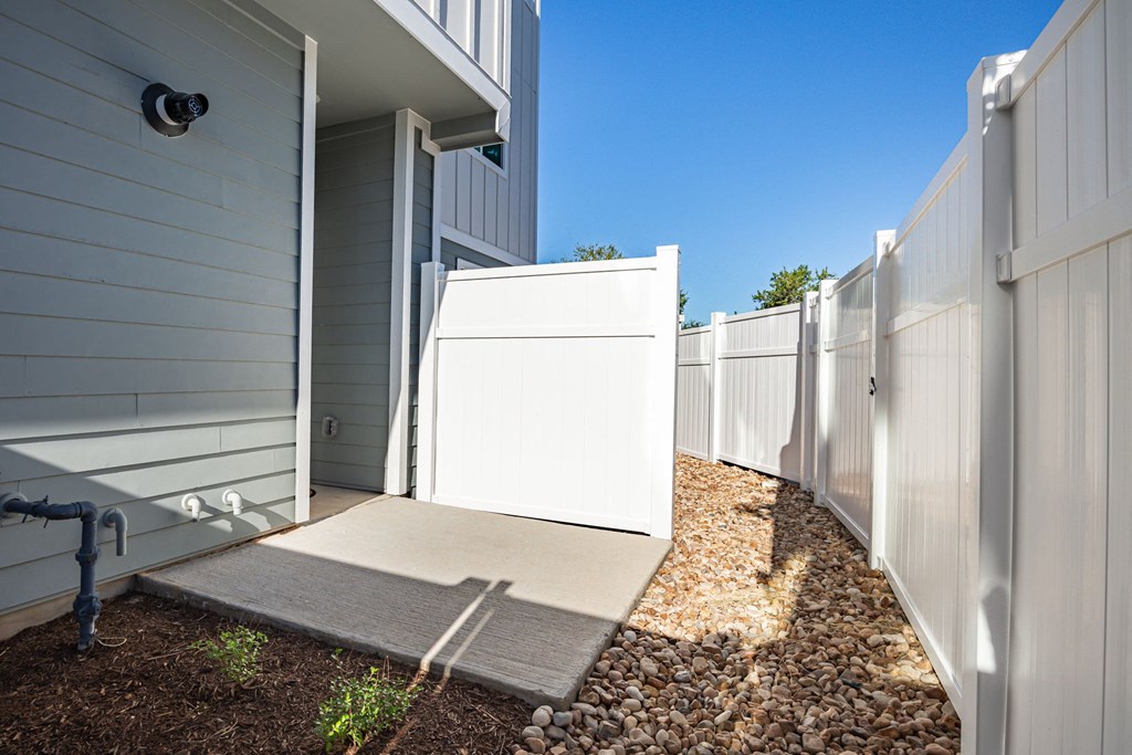 Villae ATX Apartments Yard