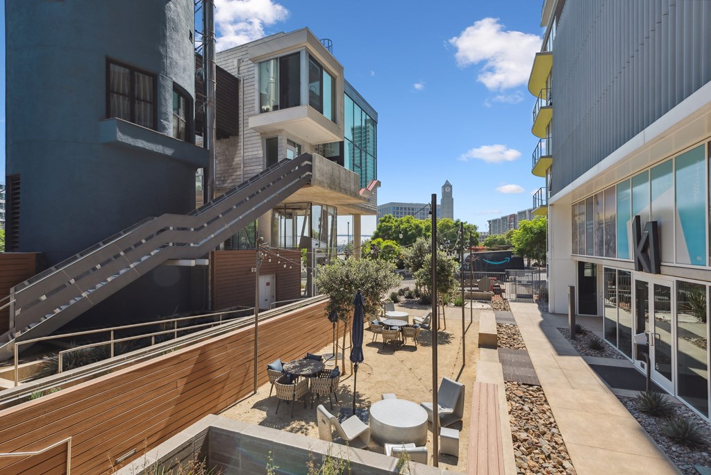 Courtyard with tables at K1 Apartments, California