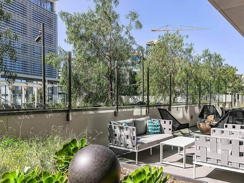 lush green patio lounge area at K1 Apartments, San Diego, CA