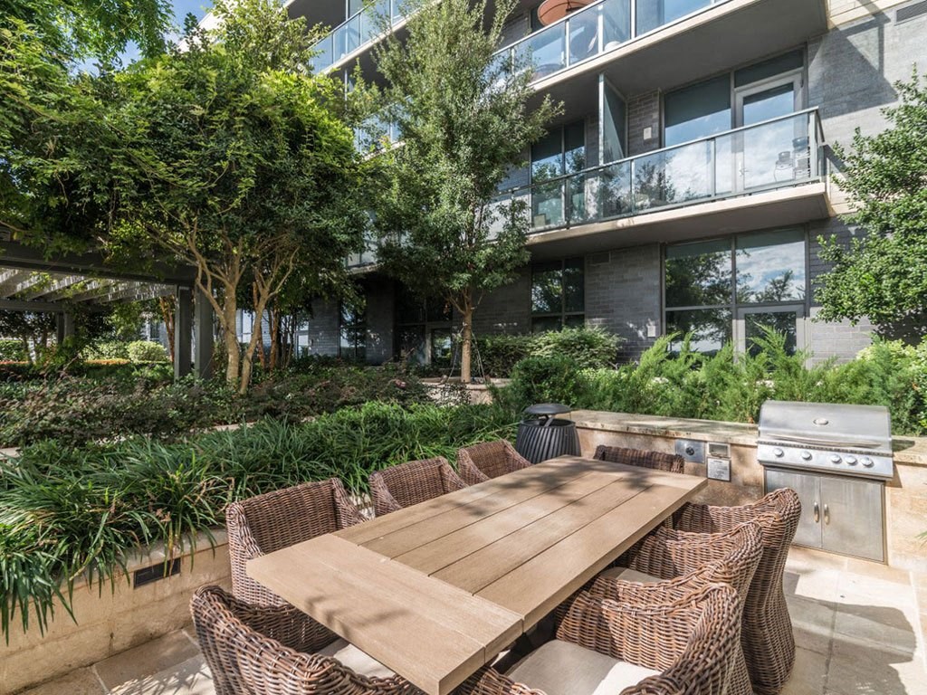 BBQ Grills and Outdoor Seating at Northshore Austin, Austin
