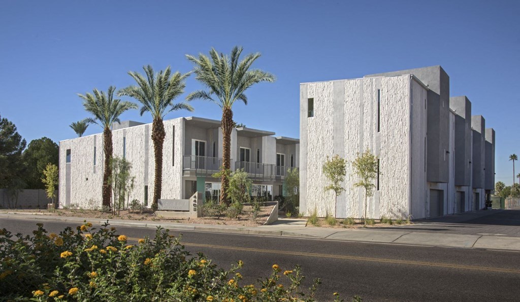 the building in which the hotel is located at Novella Arcadia, Phoenix, AZ