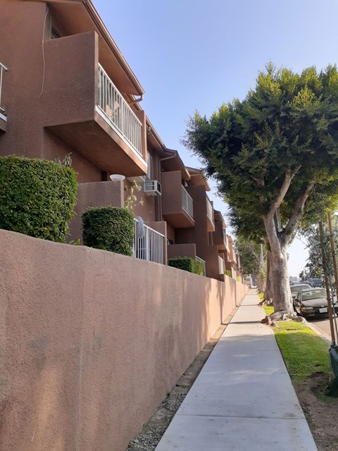 a sidewalk in front of an apartment building