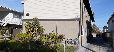 A house numbered 22333 is seen in the image.
