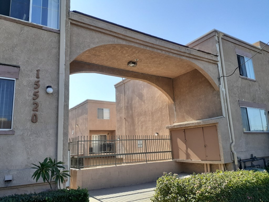 a building with an archway in the middle of it