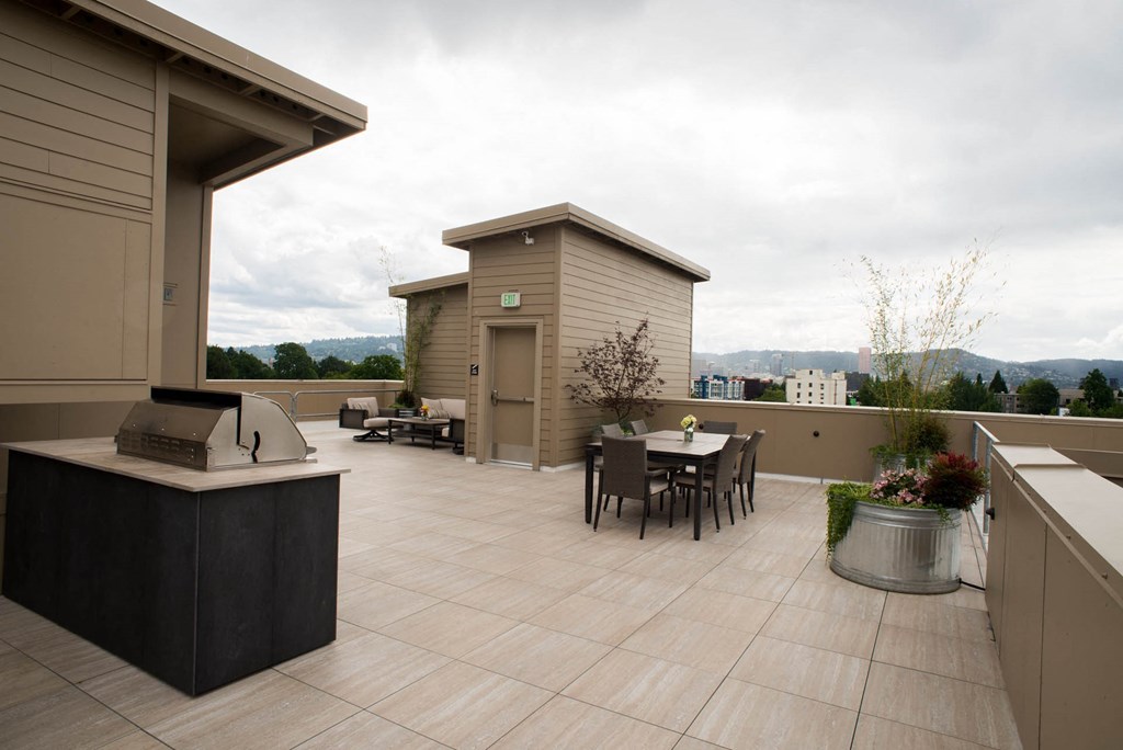 Community grills and picnic areas at Quinten Tower, Portland, OR, 97232