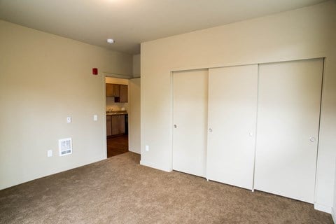 Carpeted bedrooms at Quinten Tower, Portland, OR