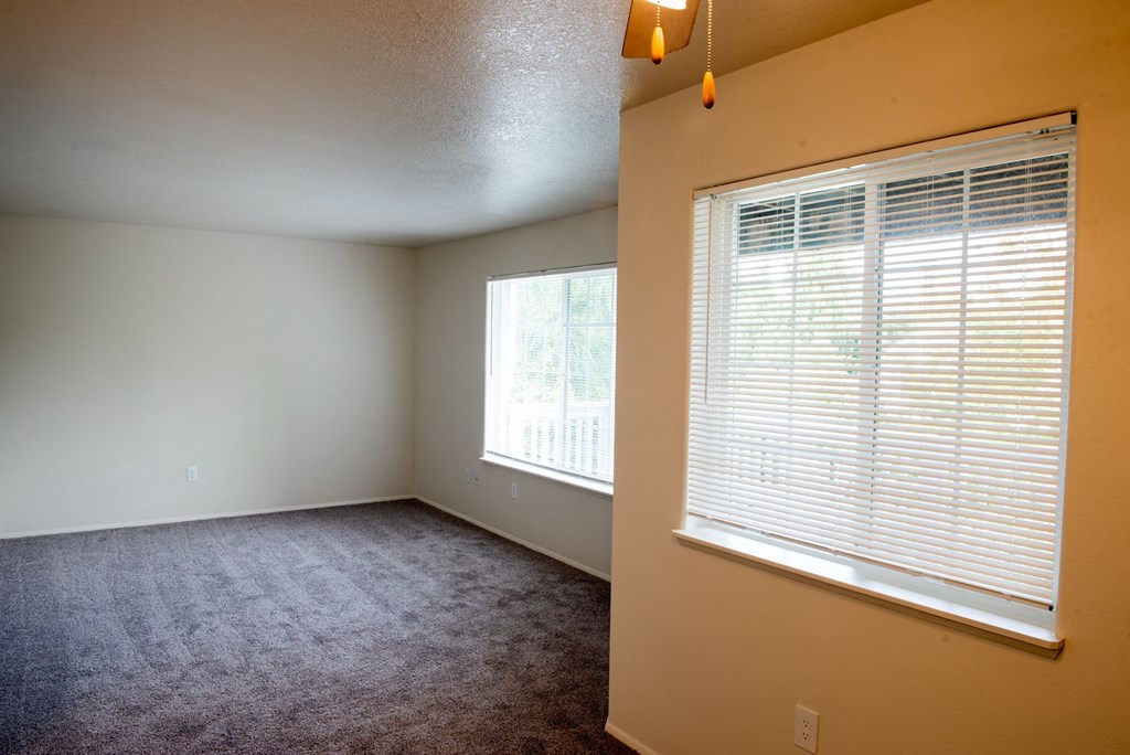 Living Room at Wingsong Manor Apartments, Portland