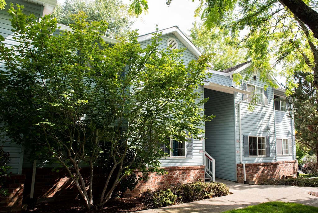 Elegant Exterior View at Wingsong Manor Apartments, Portland, 97215