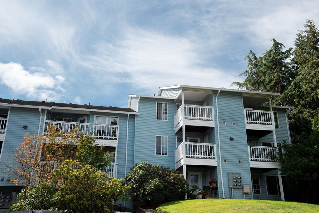 Property Exterior at Wingsong Manor Apartments, Portland, OR, 97215