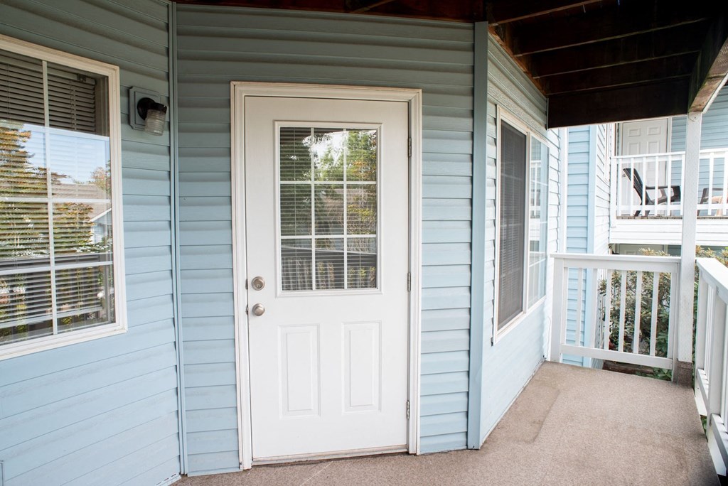 Patio Deck at Wingsong Manor Apartments, Portland, OR
