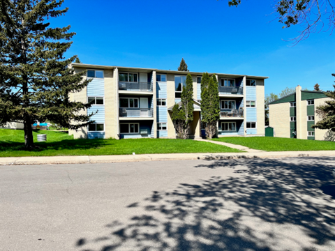 the view of an apartment building from the street