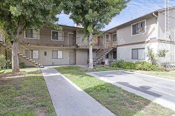 3880 N Fruit Avenue 1-2 Beds Apartment for Rent - Photo Gallery 5