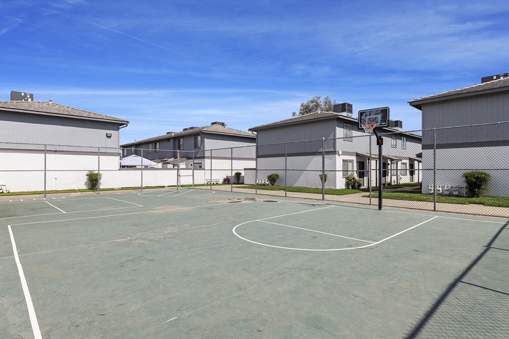 basketball court at the whispering winds apartments in pearland, tx