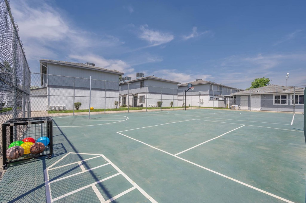 additional photo for property listing at chic digs with room to stretch out in the village 22 car