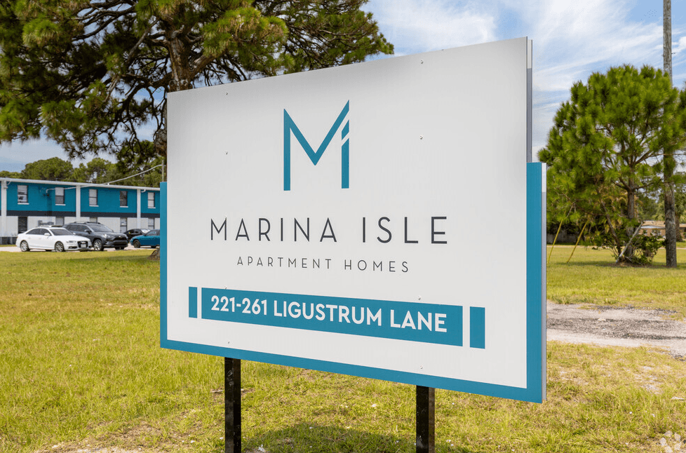 a sign that says marina isle apartments