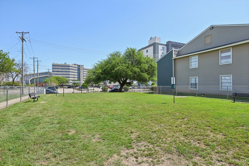 Green Space at Abbey Glenn Apartments, Waco, TX