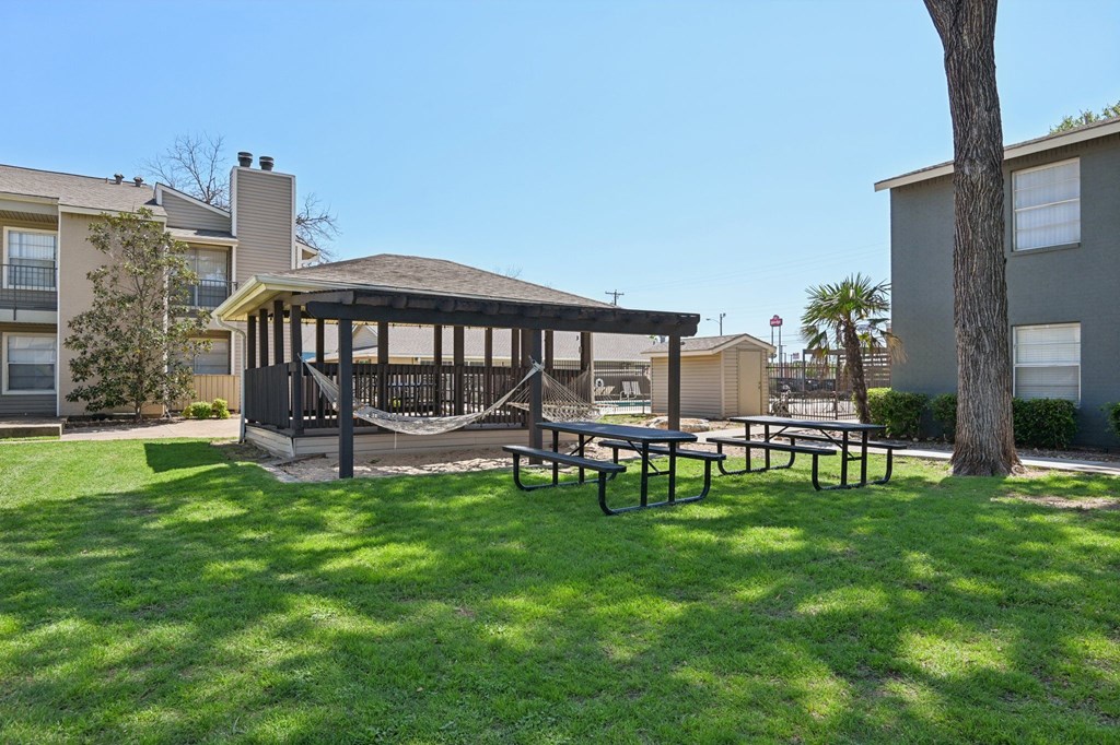 Green Space Pavilion at Abbey Glenn Apartments, Texas