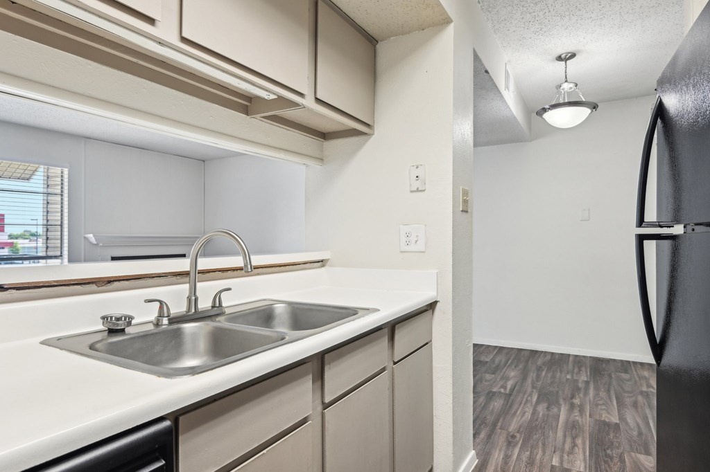 Kitchen Sink With Faucet at Abbey Glenn Apartments, Waco, TX, 76706