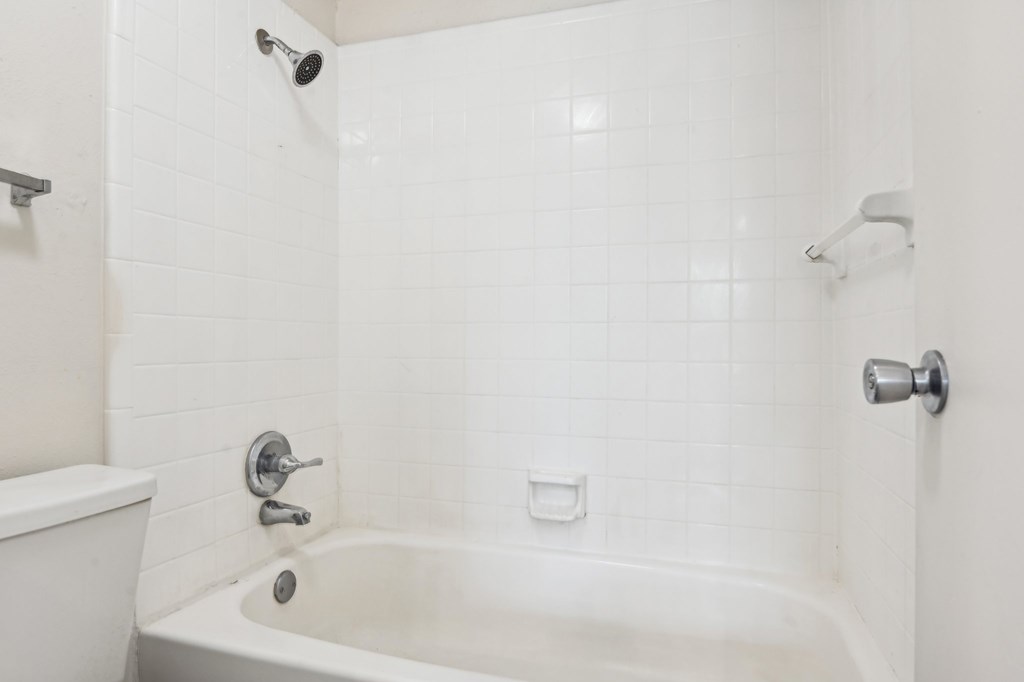 Tub and Shower at Abbey Glenn Apartments, Waco, TX