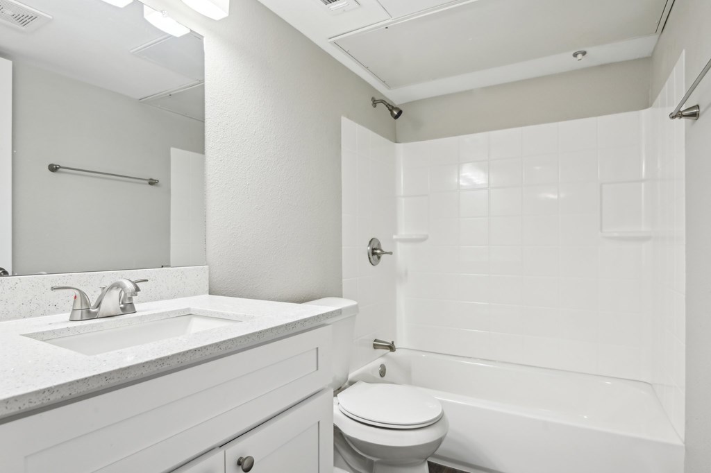 Bathroom Tub at Abbey Glenn Apartments, Texas, 76706