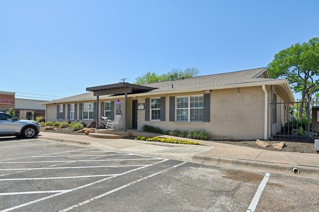 Parking Lot at Abbey Glenn Apartments, Waco, TX