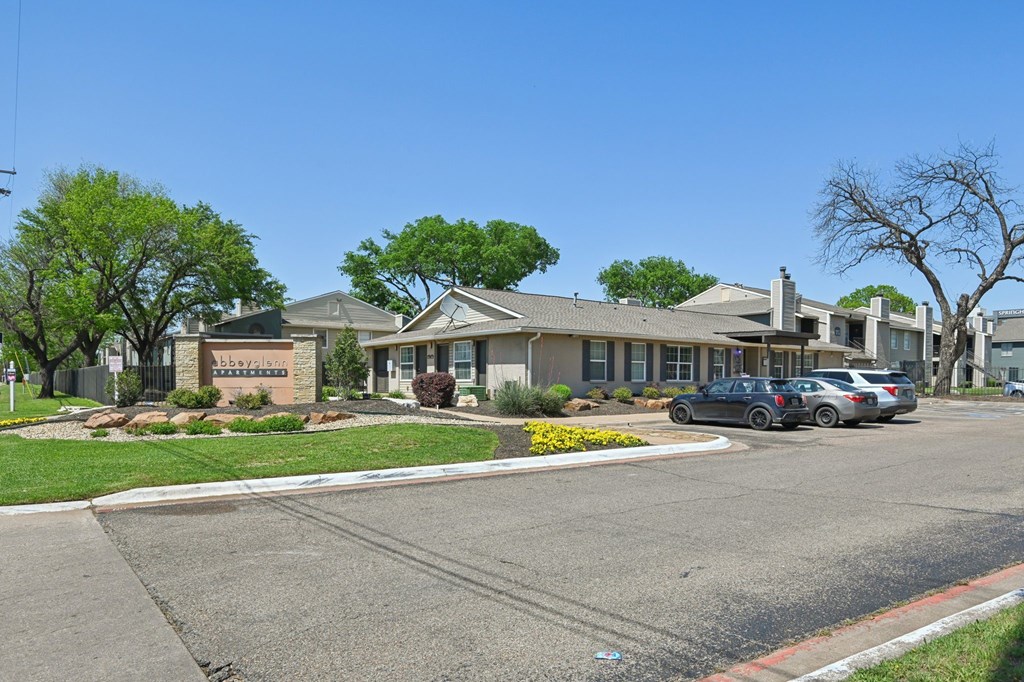 Driveway at Abbey Glenn Apartments, Waco