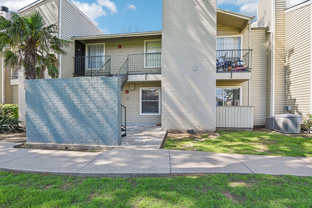 Building Exterior at Abbey Glenn Apartments, Waco, TX