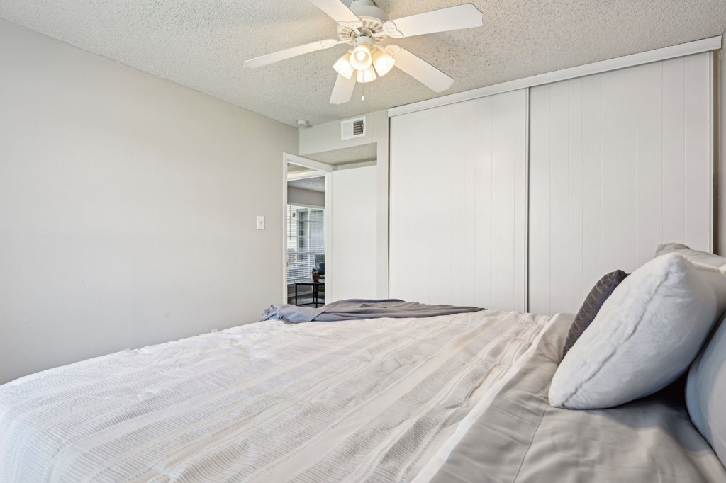 Spacious Bedroom With Comfortable Bed at Abbey Glenn Apartments, Waco, 76706