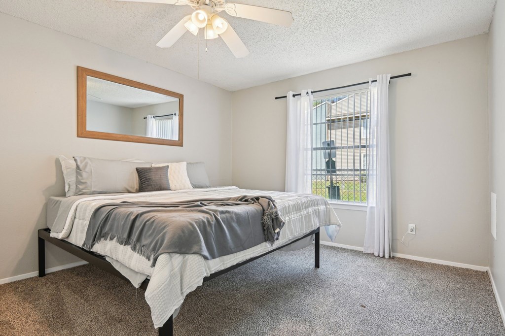 Bedroom With Ceiling Fan at Abbey Glenn Apartments, Waco, TX, 76706