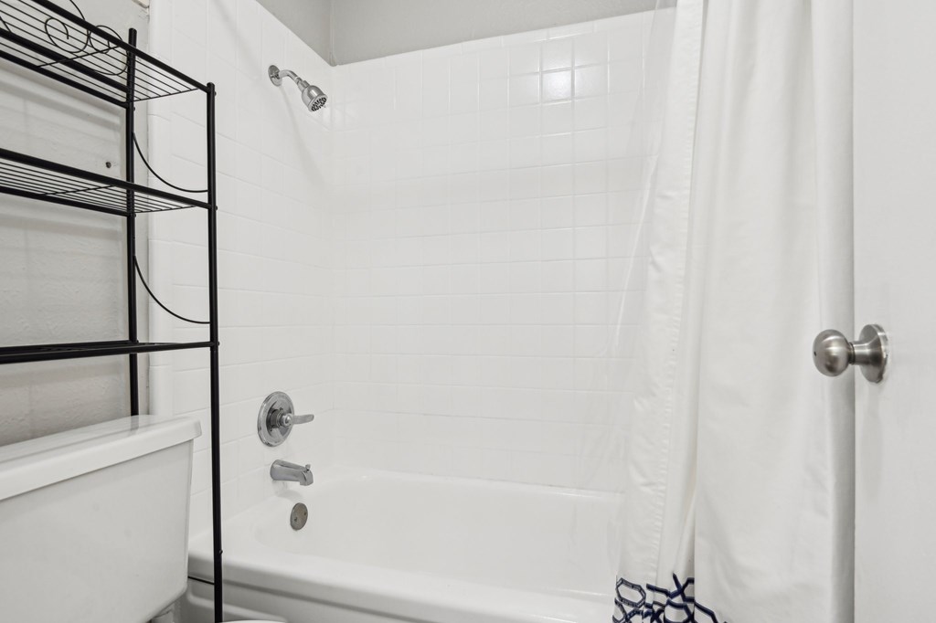 Shared Bathroom at Abbey Glenn Apartments, Waco, Texas