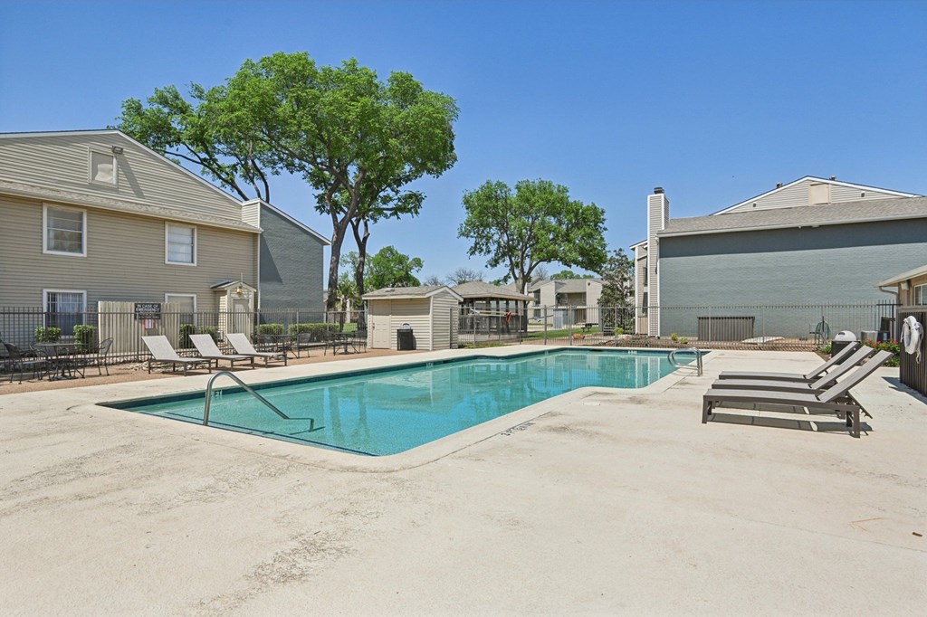 Large Pool at Abbey Glenn Apartments, Waco, Texas